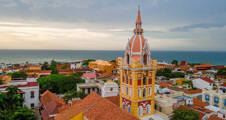 Luftaufnahme des farbenfrohen Gebäudes der Catedral de Santa Catalina am Meer.