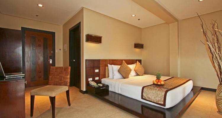 Stilvolles Hotelzimmer mit warmer Beleuchtung und einem Hauch von natürlicher Dekoration.