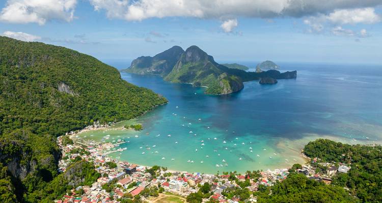 Vue aérienne d'El Nido avec ses eaux turquoise et ses îles luxuriantes.