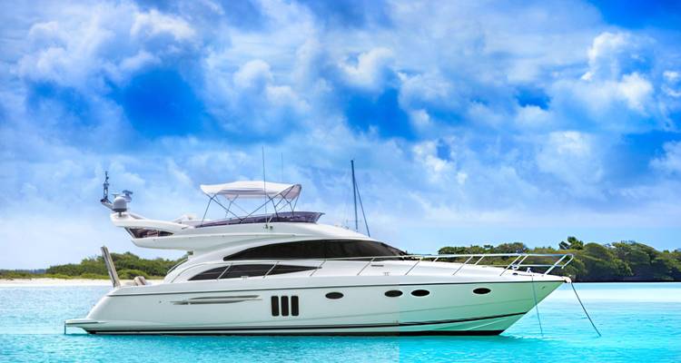 Yacht de luxe ancré dans une eau turquoise cristalline.