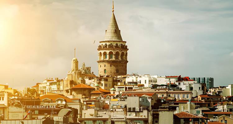 Paysage urbain avec une tour proéminente se dressant au-dessus des bâtiments.