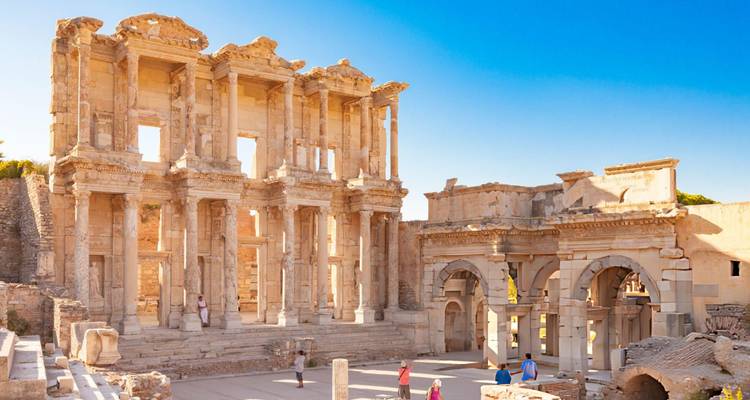 Ruines de la bibliothèque de Celse baignées de soleil.