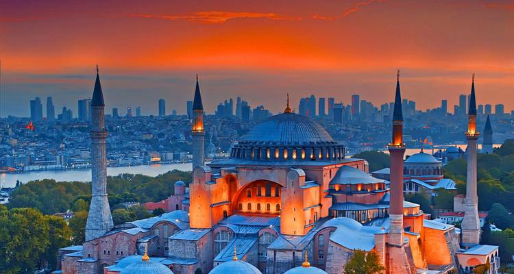 Sainte-Sophie avec un paysage urbain vibrant en arrière-plan pendant le coucher du soleil.