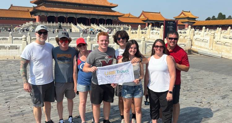 Un groupe de personnes posant devant un complexe de temples.