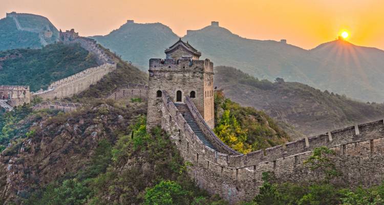 La Grande Muraille de Chine au coucher du soleil avec un magnifique paysage.