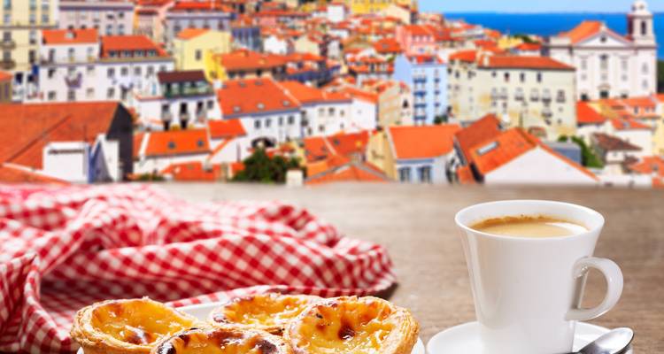 Pastel de nata et tasse de café avec le paysage urbain de Lisbonne en arrière-plan