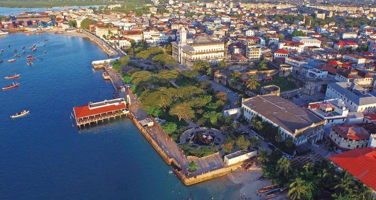 Vue aérienne vibrante d'une zone côtière avec des bâtiments historiques remarquables.