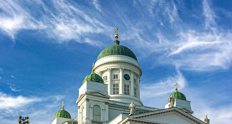 Een zicht op de Helsinki Kathedraal onder een heldere blauwe hemel.