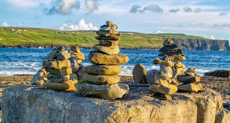 Rotsformaties aan de kust met de zee op de achtergrond.