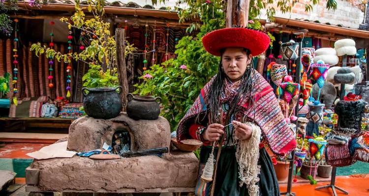 Personne en tenue traditionnelle colorée fabriquant de l'artisanat au Pérou.