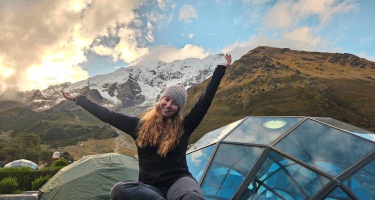 Randonneur heureux posant devant un camp de montagne au Pérou.