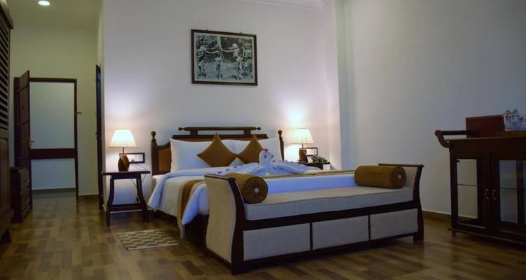 Gemütliches Hotelzimmer mit traditioneller Einrichtung und sanfter Beleuchtung.