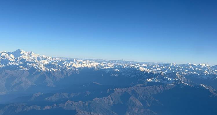 Vue en altitude de sommets montagneux himalayens couverts de neige.
