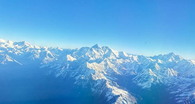 Photo aérienne de sommets himalayens proéminents sous un ciel dégagé.