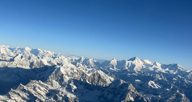 Vue aérienne de montagnes escarpées et enneigées dans l'Himalaya.
