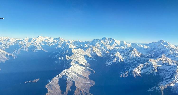 Chaîne de montagnes enneigées sous un ciel dégagé saisissant.