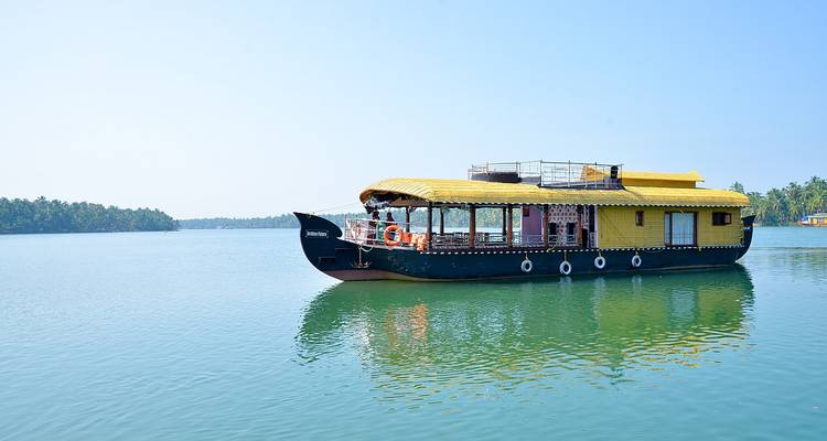 Casa flotante tradicional en un cuerpo de agua tranquilo con un cielo despejado.