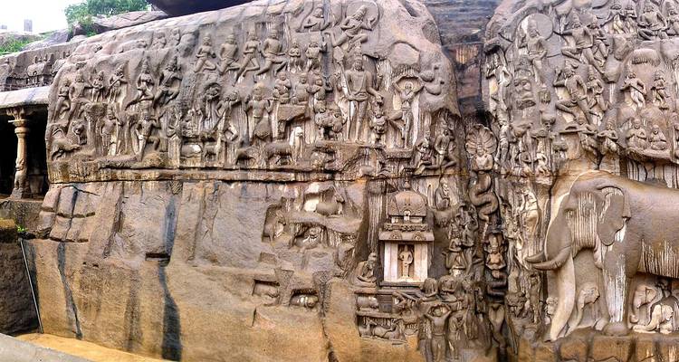 Grabados en roca sobre una gran roca con detalles intrincados.