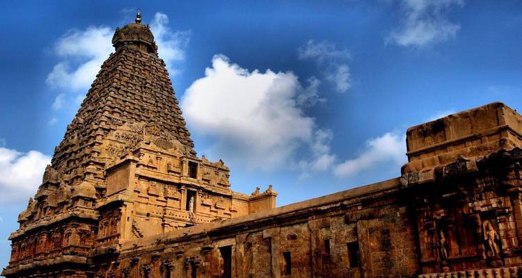 Estructura de templo ornamentada con tallados intrincados contra un cielo azul.