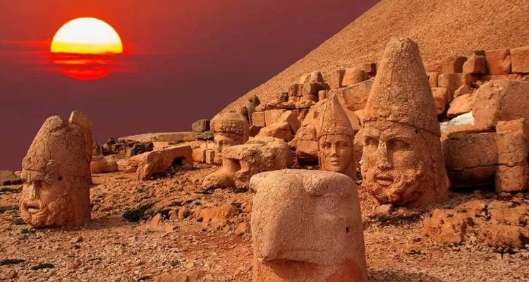 Mont Nemrut avec des statues antiques au coucher du soleil.