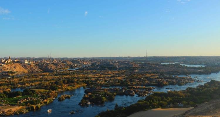 Vue d'un paysage fluvial en plein jour.