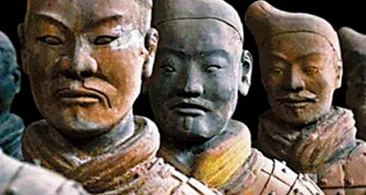 Gros plan de statues antiques de guerriers en terre cuite.