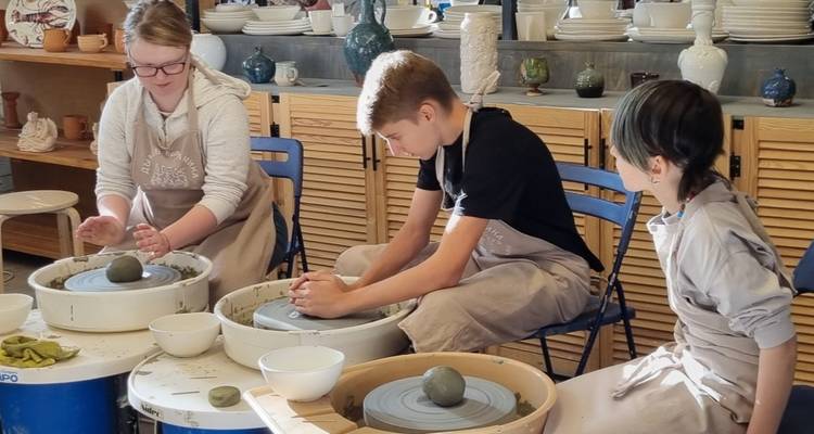 Personnes participant à un cours de poterie.