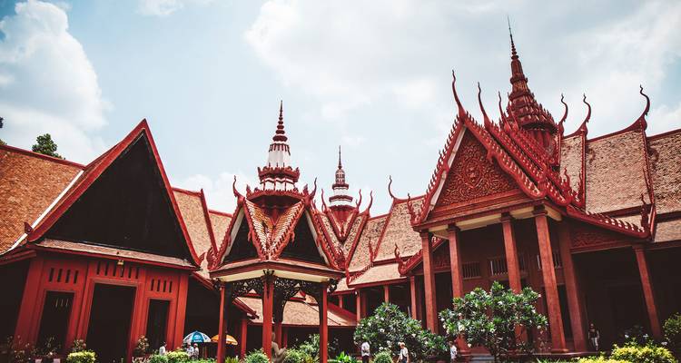 Bâtiments traditionnels aux toits rouges avec un design orné.