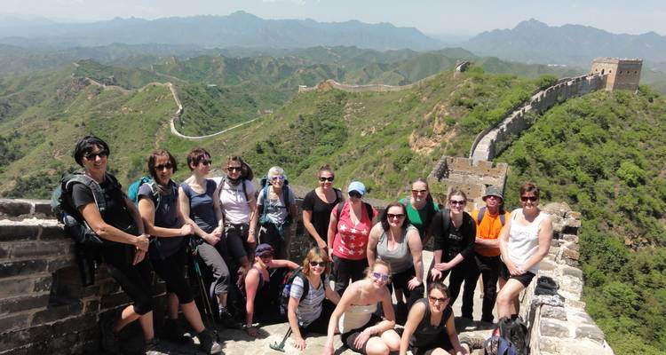 Grupo de personas posando en la Gran Muralla China.
