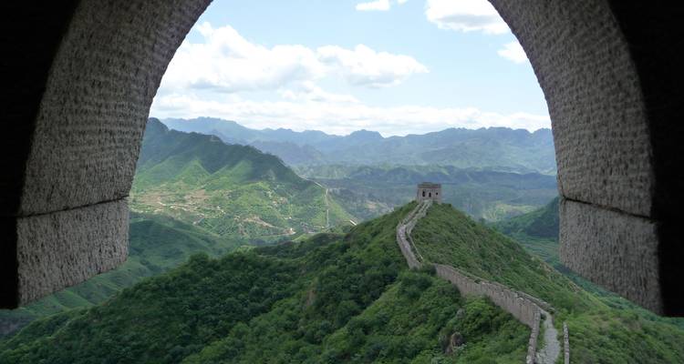 Vista desde un arco que enmarca la Gran Muralla China.