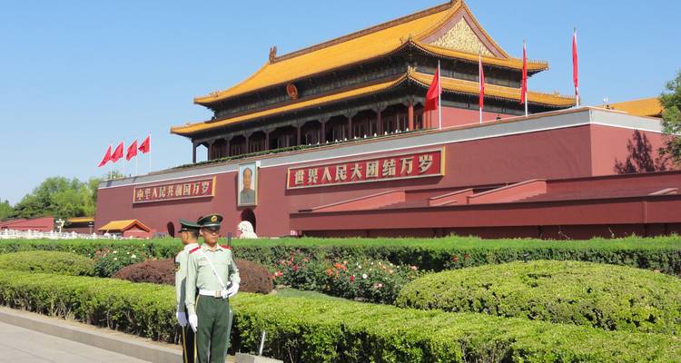 Plaza de Tiananmen con un guardia en posición de firmes.