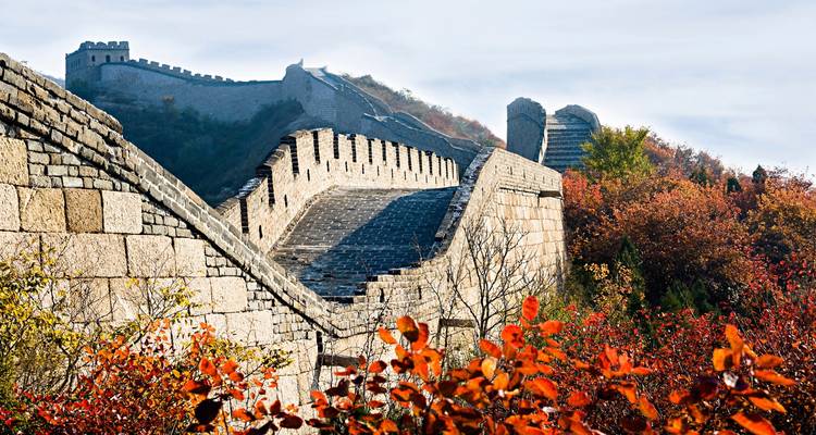 Grande Muraille de Chine avec feuillage d'automne au premier plan.