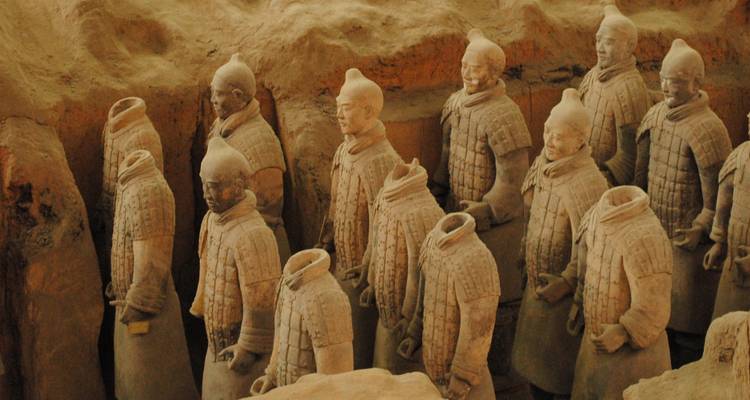 Estatuas del Ejército de Terracota en un yacimiento arqueológico.