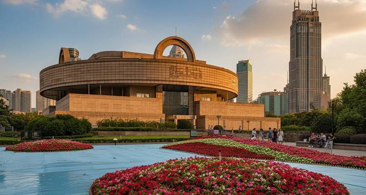 Architecture moderne avec un jardin devant.
