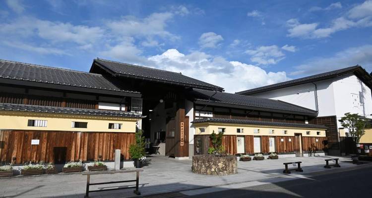 Edificio tradicional japonés con paredes de separación de madera.