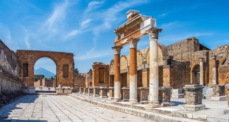 Ruinas de Pompeya, Italia, con el Monte Vesubio al fondo.
