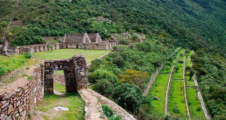 Ruines incas anciennes avec terrasses vertes.