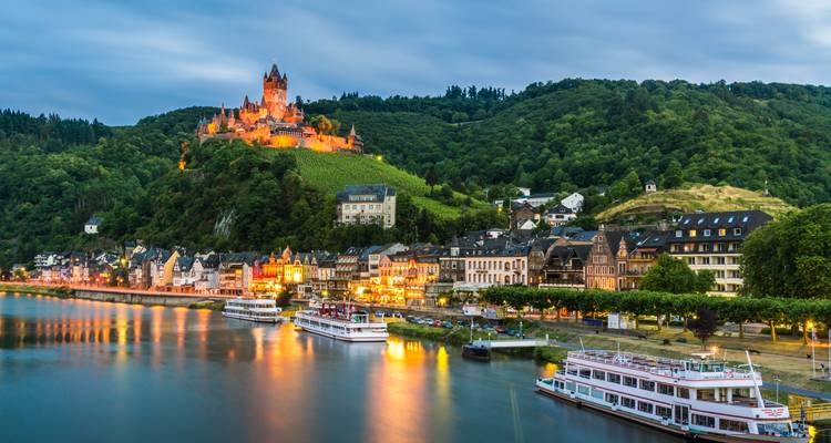 Abendansicht von Cochem mit beleuchteter Burg mit Blick auf den Fluss.