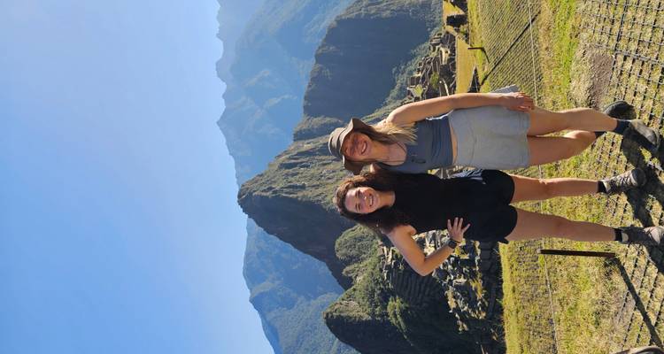 Deux personnes posant avec le Machu Picchu en arrière-plan.