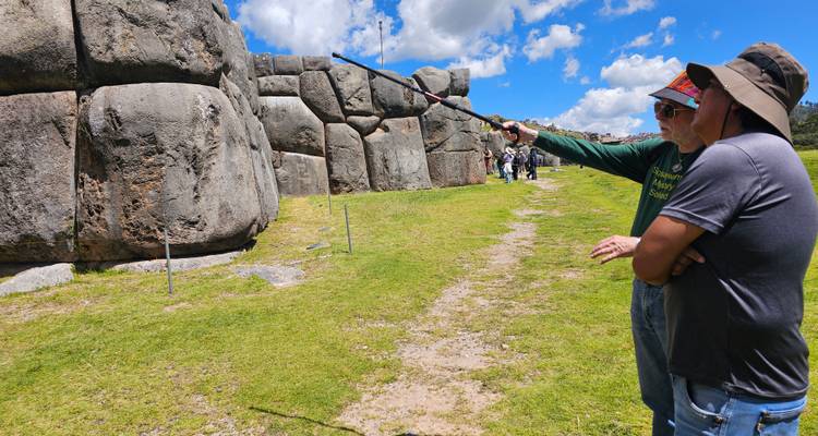 Deux personnes regardant d'anciens murs de pierre.