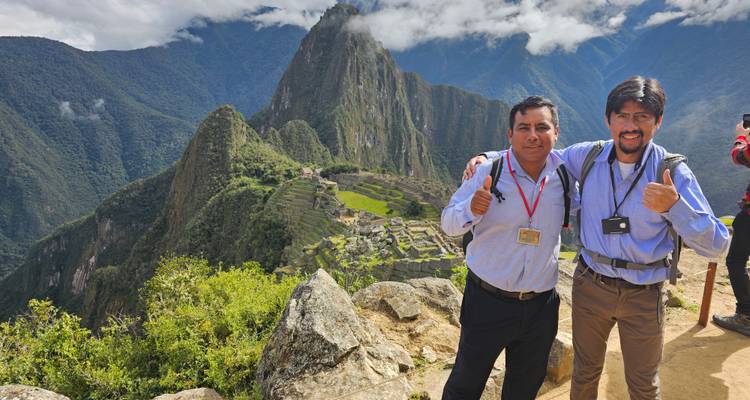 Deux hommes posant avec les pouces levés au Machu Picchu.