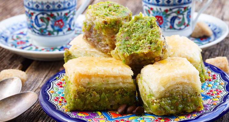 Baklava turc sur une assiette décorative.