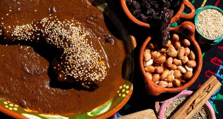 Plat traditionnel mexicain avec sauce mole, noix et épices.