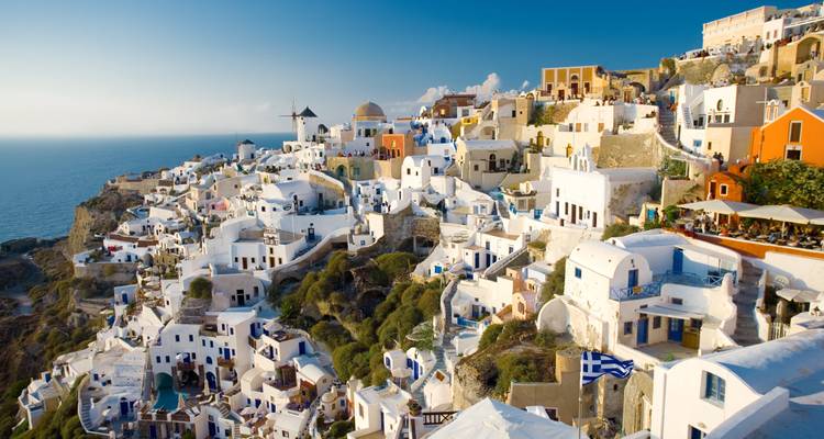 Vista panorámica de Oia, Santorini, con casas blancas tradicionales.