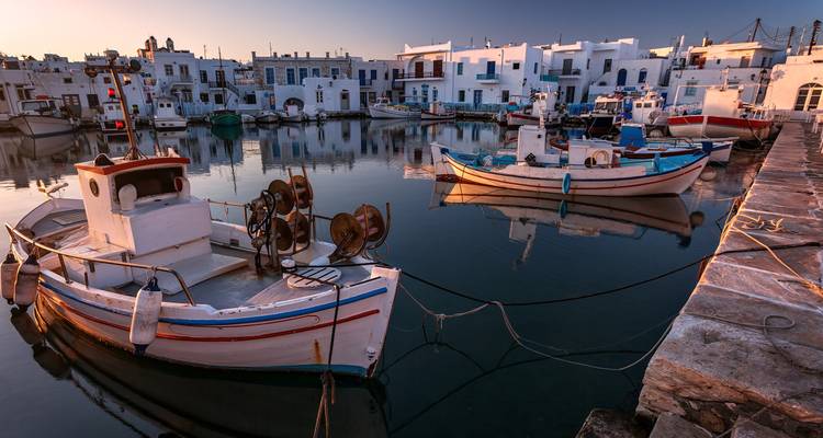 Pintoresca vista del puerto de un pueblo pesquero al atardecer.