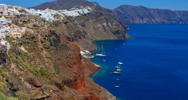 Vista del acantilado de Santorini con aguas azules transparentes.