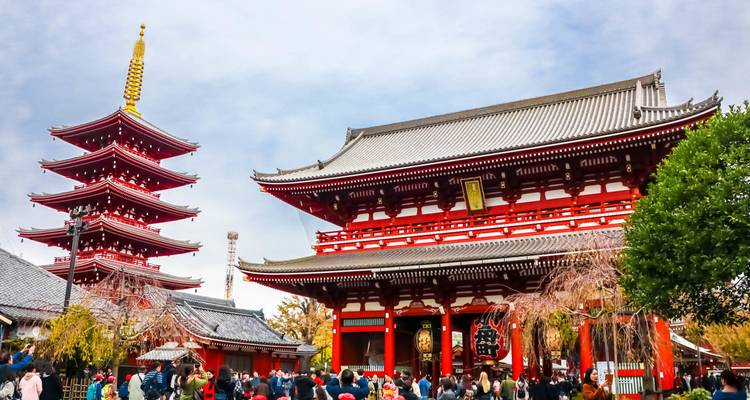 Complexe de pagode et de temple avec des touristes.