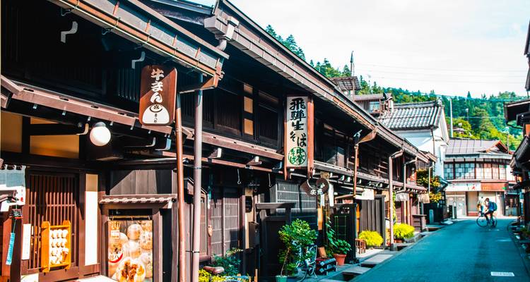 Rue traditionnelle japonaise avec des bâtiments en bois.