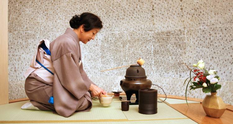 Femme exécutant une cérémonie du thé japonaise traditionnelle.