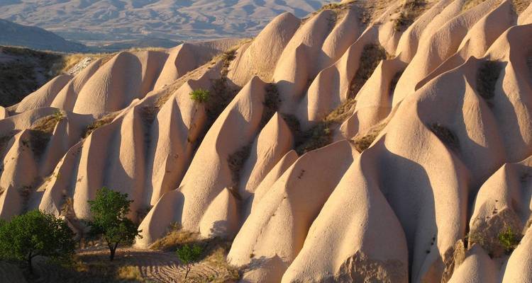 Les formations rocheuses uniques de la Cappadoce avec la vallée en contrebas.